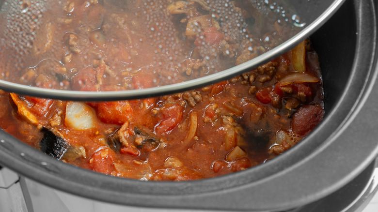 Slow cooker lid partially off