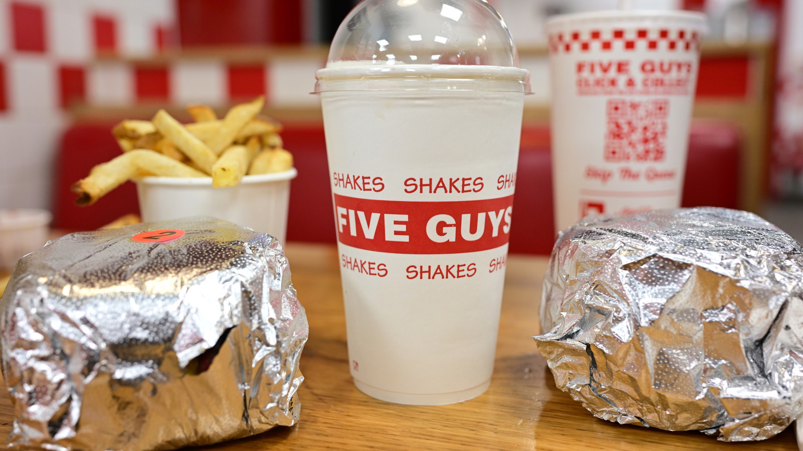 <a href="https://www.foodrepublic.com/2192950/brand-behind-five-guys-burger-mayo/" target="_blank">The Type Of Mayo Five Guys Uses On Its Burgers</a>