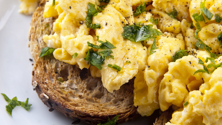 scrambled eggs on piece of toast