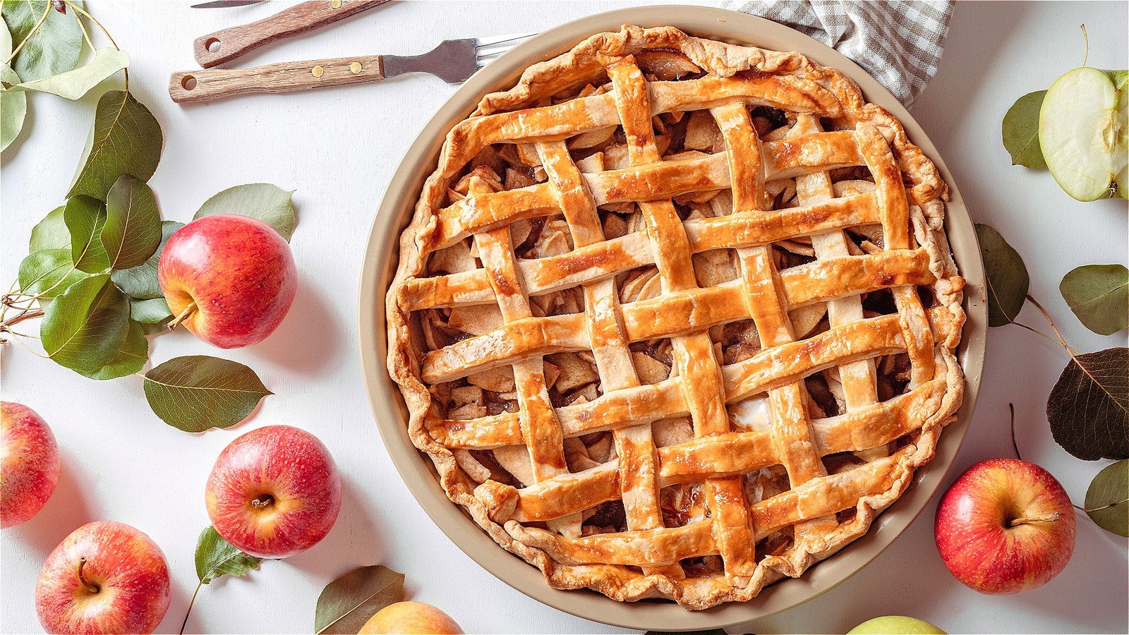 <a href="https://www.foodrepublic.com/1731391/bake-apple-pie-brown-paper-bag/" target="_blank">The Unexpected Way You Should Be Baking Your Apple Pie</a>