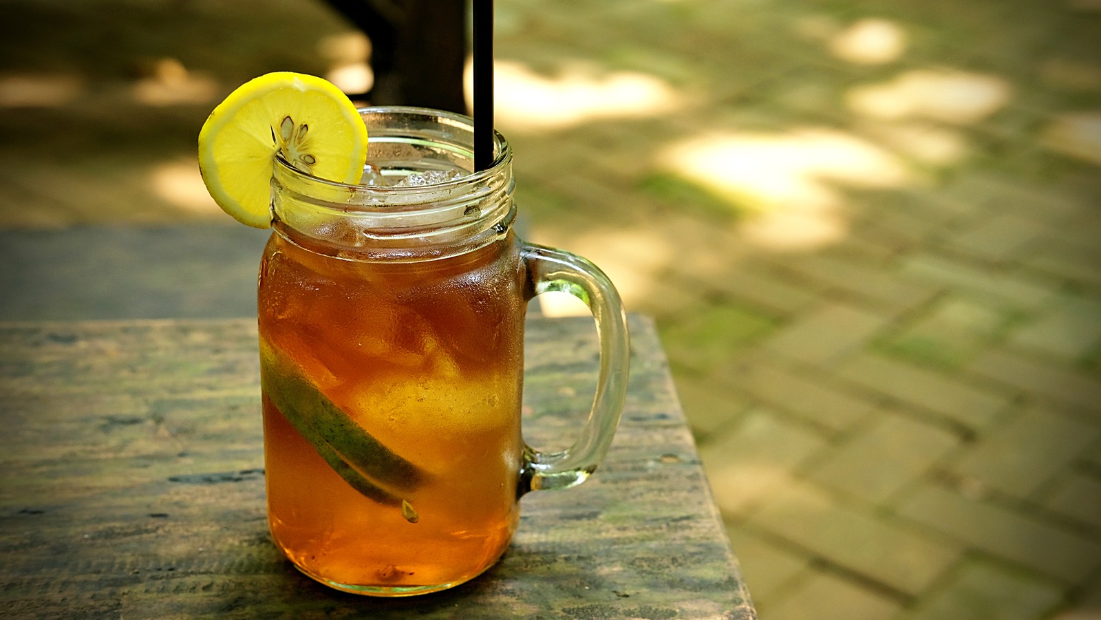 <a href="https://www.foodrepublic.com/1965897/vintage-restaurant-chain-po-folks-mason-jar-locations/" target="_blank">The Vintage Restaurant Chain Known For Its Mason Jars Still Has A Few Locations Remaining</a>