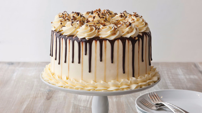 professional shot of Edgar's Bakery's chocolate vanilla sundae cake