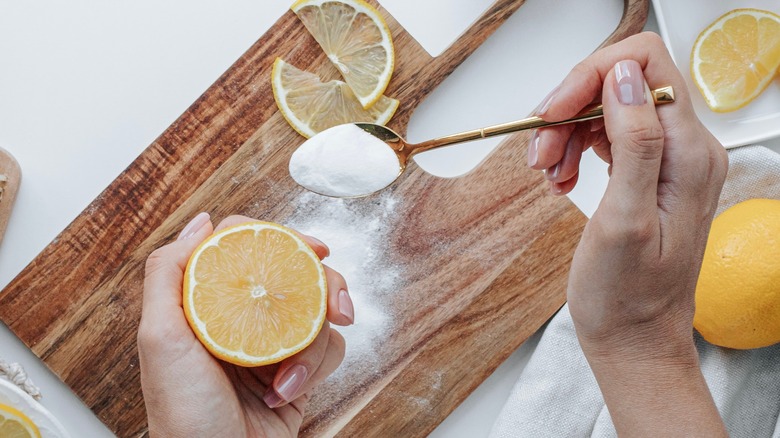 Cleaning cutting board with lemon