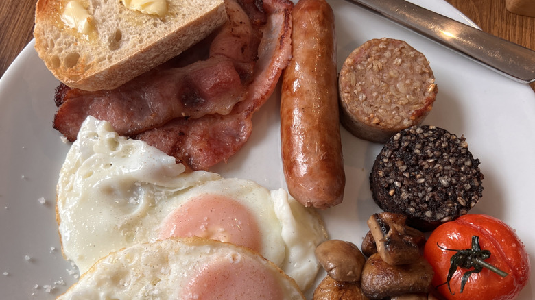 Irish Breakfast with white and black pudding