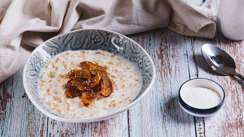 Oatmeal with coconut flakes and caramelized apples.