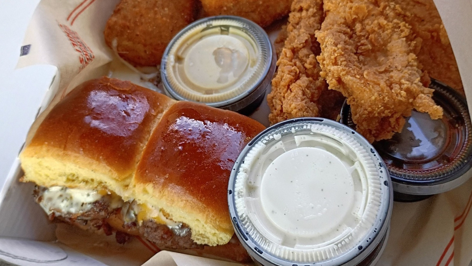 <a href="https://www.foodrepublic.com/2146843/chilis-triple-dipper-trick-mouth-watering-sliders-appetizer/" target="_blank">This Chili’s Triple Dipper Trick Turns The Appetizer Plate Into Mouth-Watering Sliders</a>
