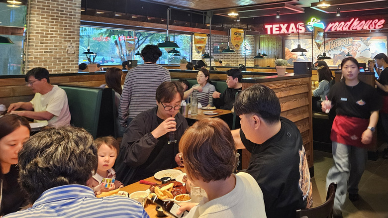 The busy interior of a Texas Roadhouse.