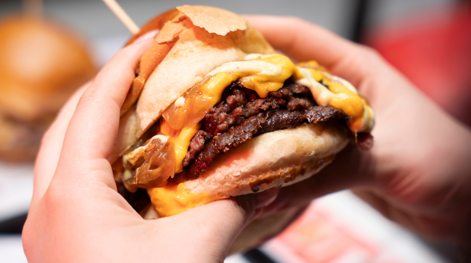 <a href="https://www.foodrepublic.com/1951914/fast-food-chain-high-protein-burger-wendys/" target="_blank">This Fast Food Chain Delivers A Surprisingly High-Protein Burger</a>