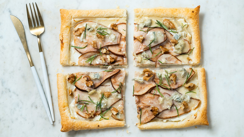 Puff pastry with blue cheese and pears