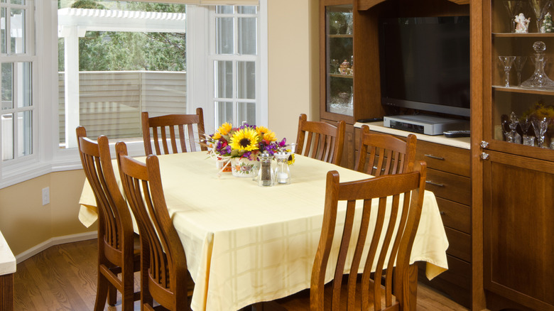 simple dining table layout