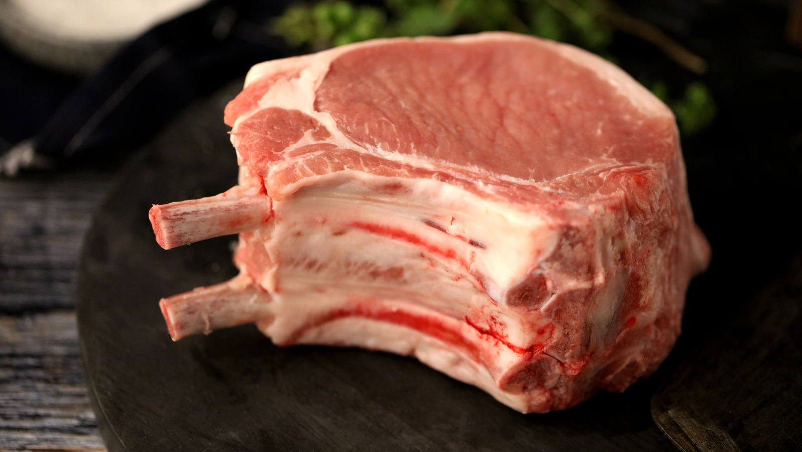 <a href="https://www.foodrepublic.com/2133738/rib-pork-chop-cut-tender-meat/" target="_blank">This Pork Chop Cut Delivers Tender Meat With Just The Right Amount Of Fat</a>