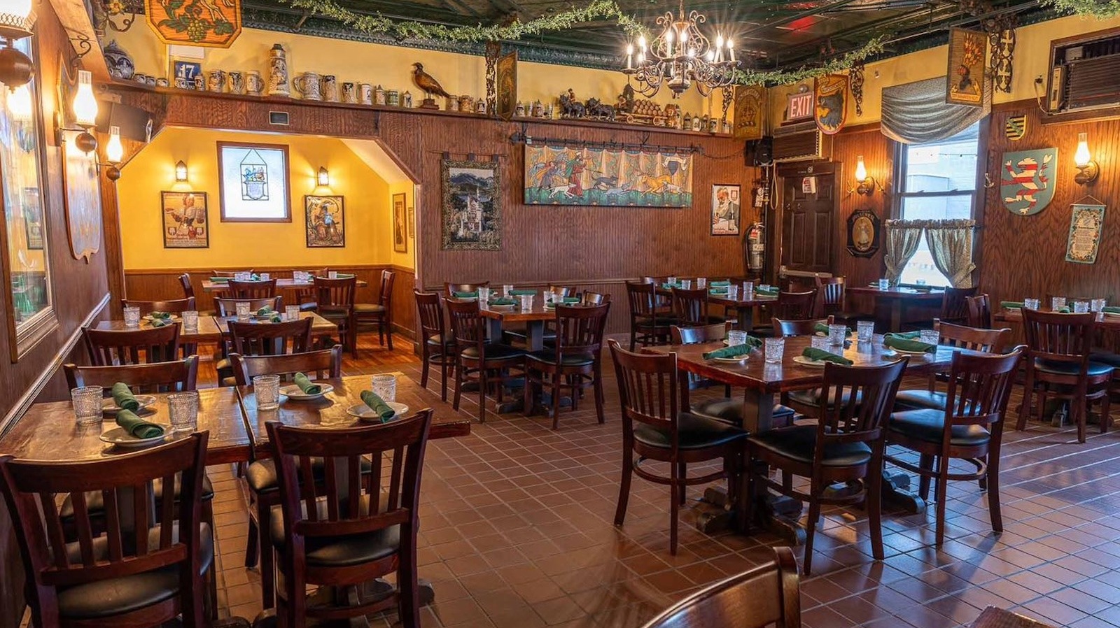 <a href="https://www.foodrepublic.com/2079320/killmeyers-retro-german-tavern-staten-island/" target="_blank">This Retro German Tavern On Staten Island Has Been Around Since 1855</a>