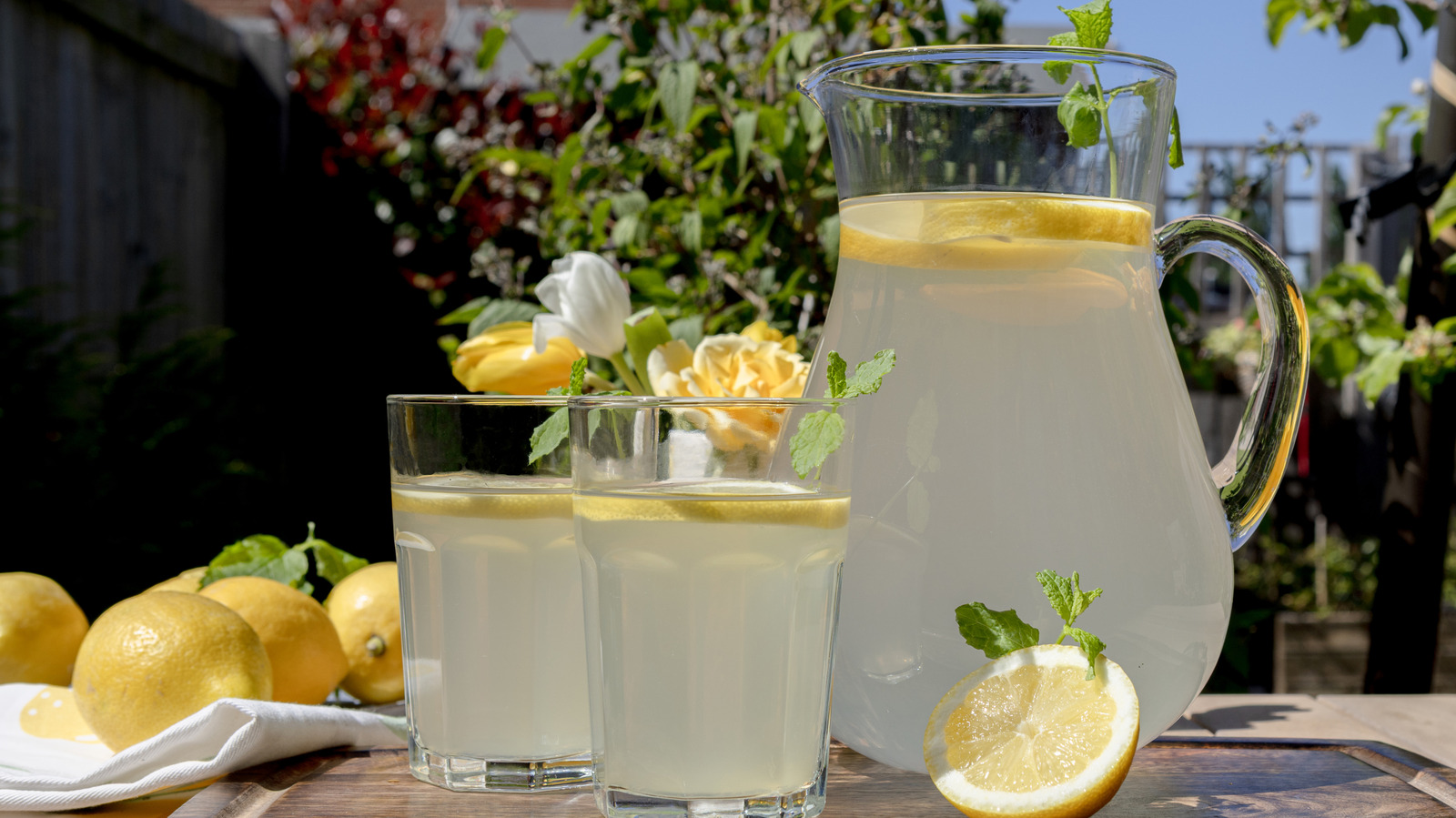 FoodWireDaily — This Tropical Fruit Makes Lemonade Even More Of A Summer Beverage