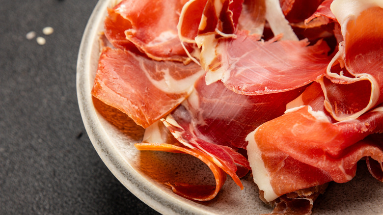 A plate of jamón