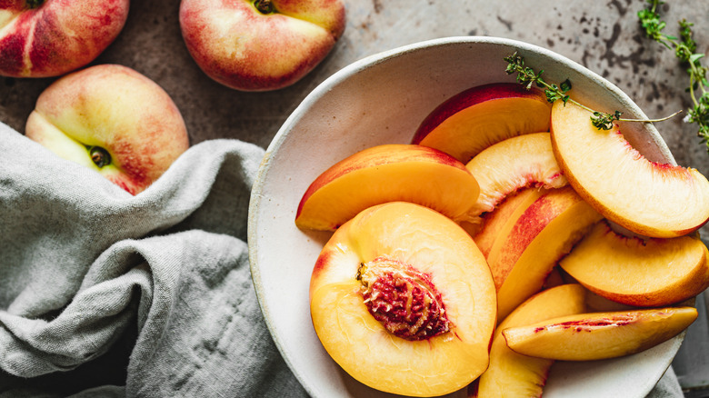 sliced peaches in a bowl