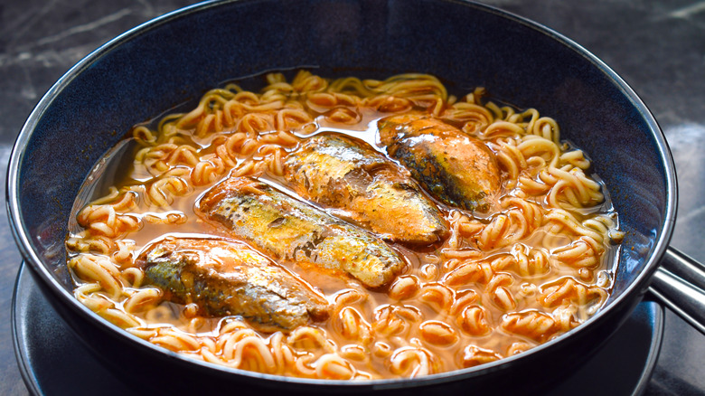 instant noodles cooked in tomato sauce