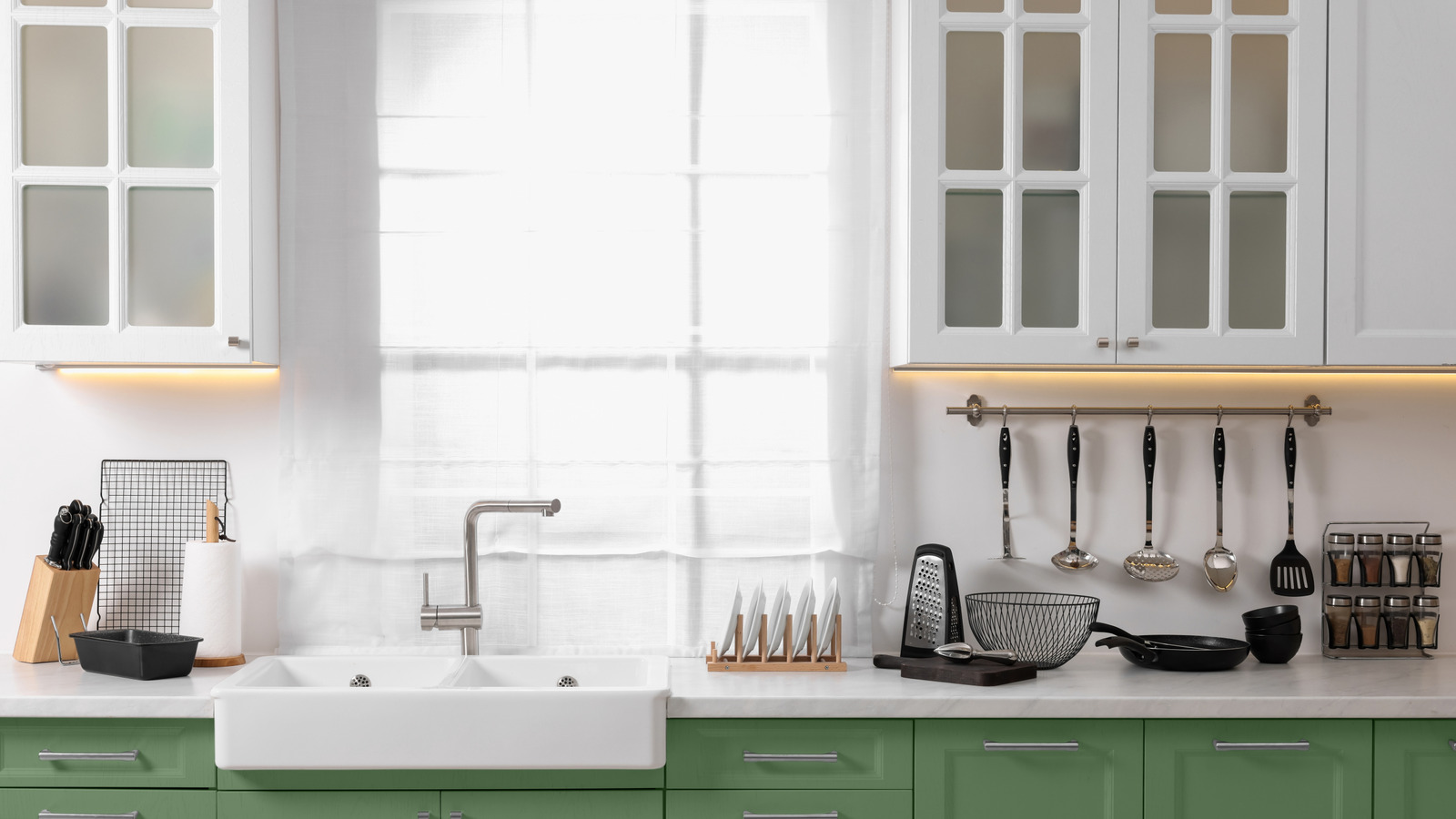 <a href="https://www.foodrepublic.com/1915476/above-kitchen-cabinet-color-tips/" target="_blank">Transform The Area Above Your Kitchen Cabinets With These Color Tips</a>