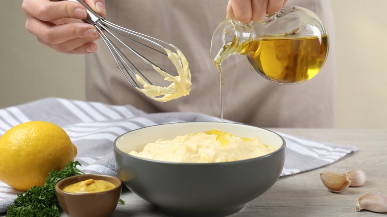 making homemade mayonnaise