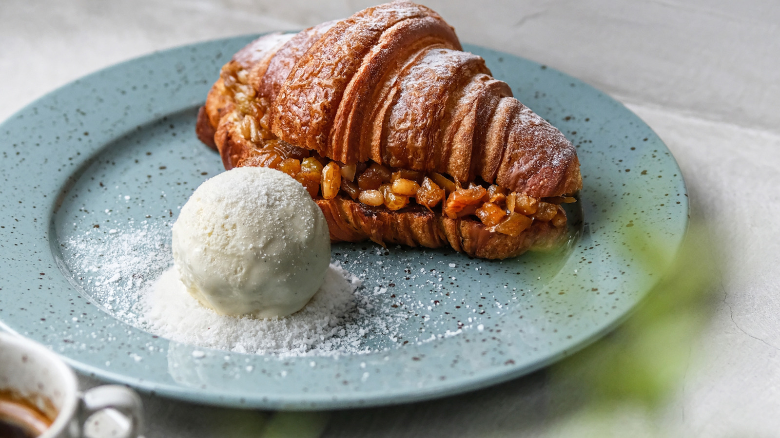 <a href="https://www.foodrepublic.com/2226337/upgrade-croissant-ice-cream-hack-magnum/" target="_blank">Upgrade Your Croissant With This Delicious Ice Cream Hack</a>