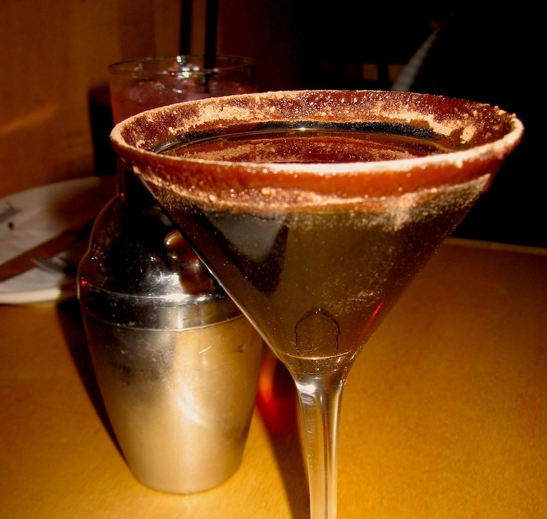 Video: How to Make A Chocolate Martini