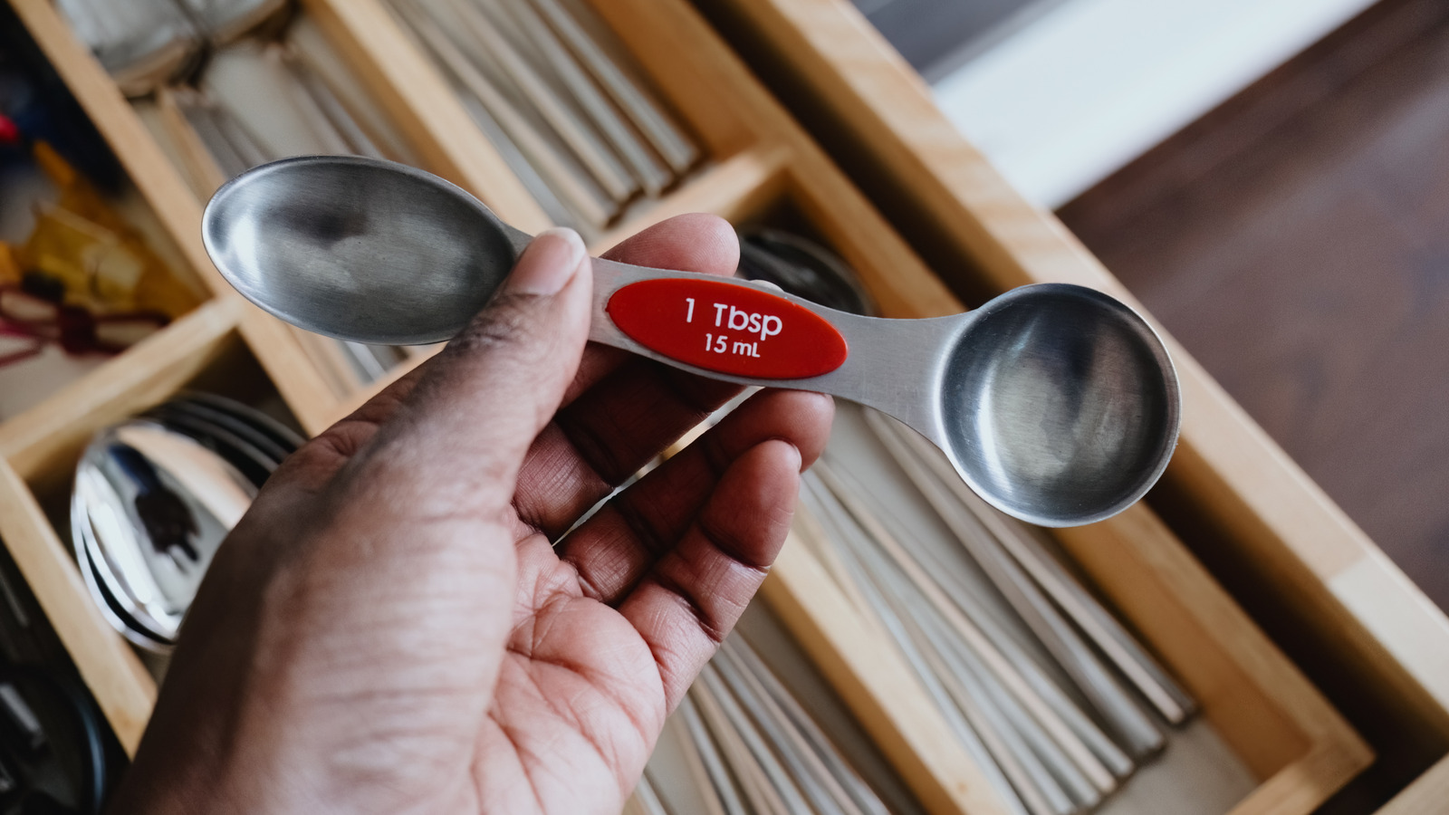 <a href="https://www.foodrepublic.com/1961658/difference-between-round-oval-measuring-spoons/" target="_blank">Wait, There’s A Difference Between Round And Oval Measuring Spoons?</a>