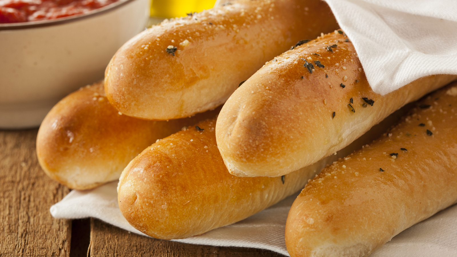 <a href="https://www.foodrepublic.com/2018342/olive-garden-breadstick-dupe-aldi-frozen-find/" target="_blank">Want Olive Garden-Style Breadsticks? Aldi’s Frozen Find Is A Close Second</a>