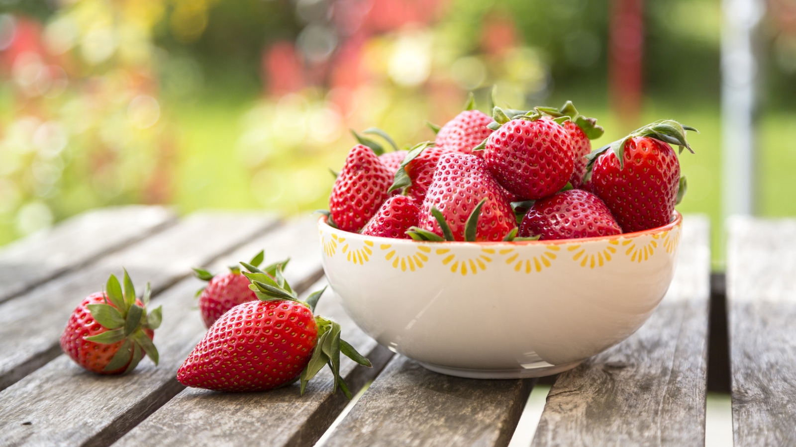 <a href="https://www.foodrepublic.com/1967948/driscolls-best-way-store-strawberries/" target="_blank">We Asked Driscoll’s The Best Way To Store Strawberries</a>