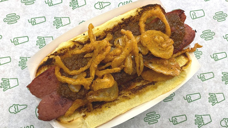 Chili onion hot dog