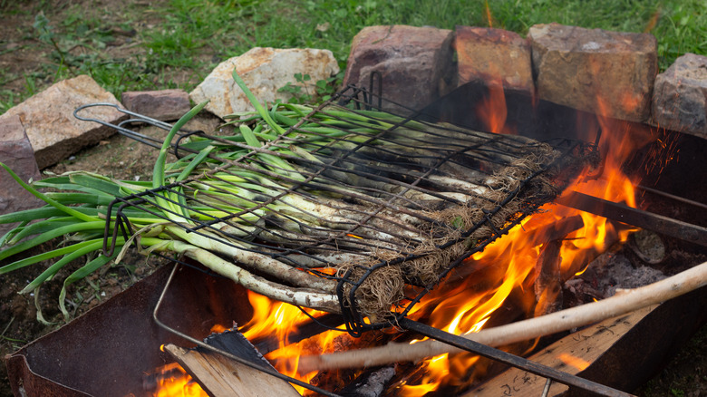 person cooking Calçots