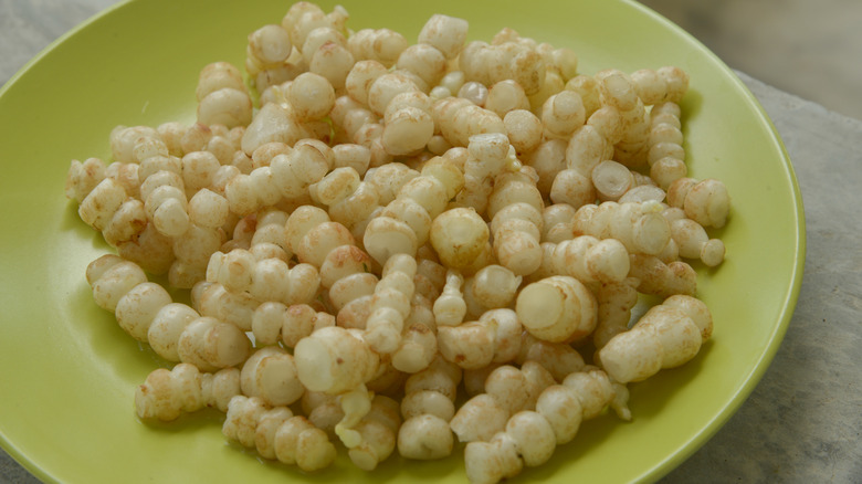 Crosnes on green plate