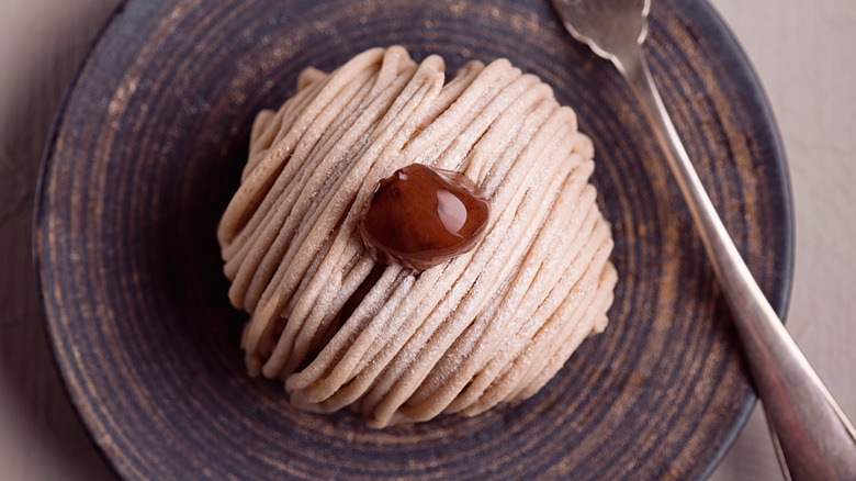 Overhead of mont blanc dessert 