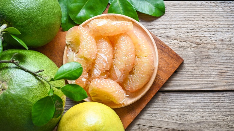 Pomelo segments and whole fruits