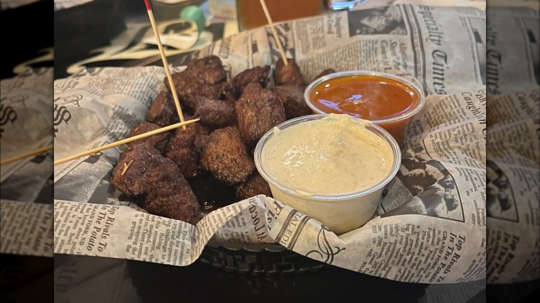 Chislic in serving tray with napkins