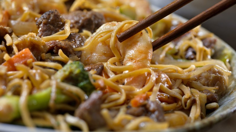 Chow mein with beef and shrimp