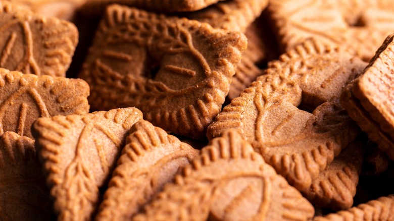 pile of speculoos cookies