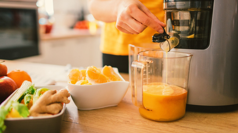 juicing oranges