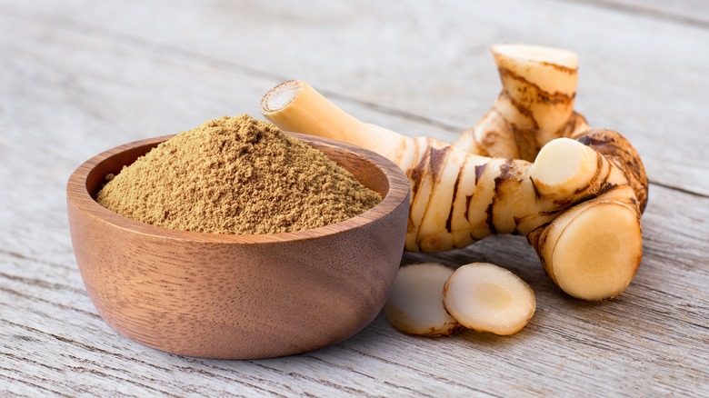 galangal root and powder