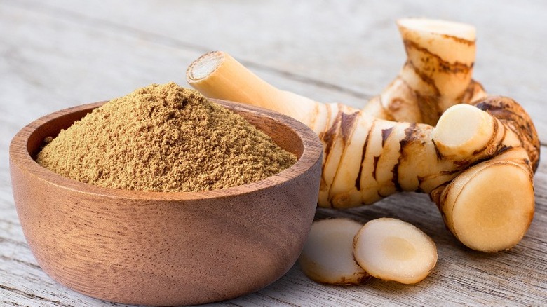 Galangal with powder
