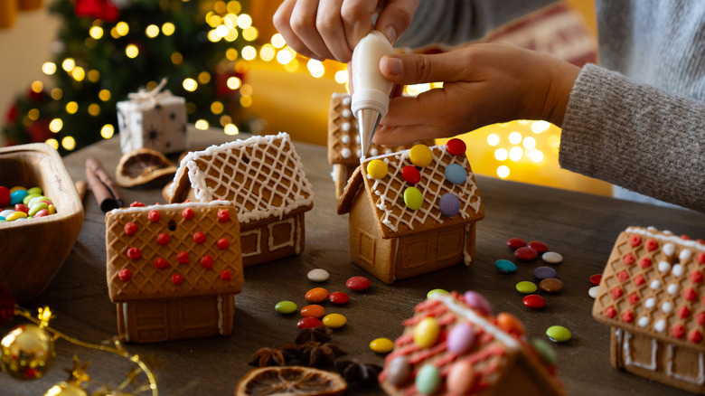 tiny gingerbread houses