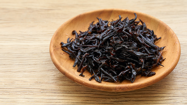 a bowl of dried hijijki 