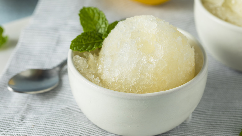 Italian lemon granita with mint
