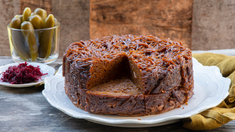 Kugel Yerushalmi with spicy horseradish sauce and pickles