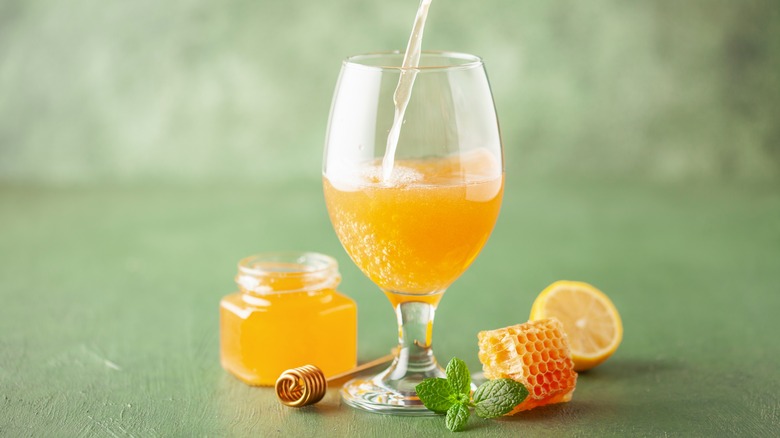 mead with honeycomb and lemon