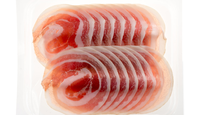 cooked bacon on cutting board