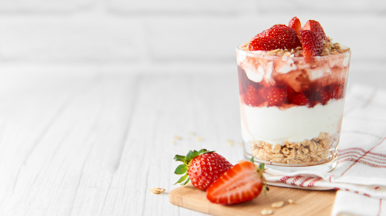 quark granola strawberry parfait