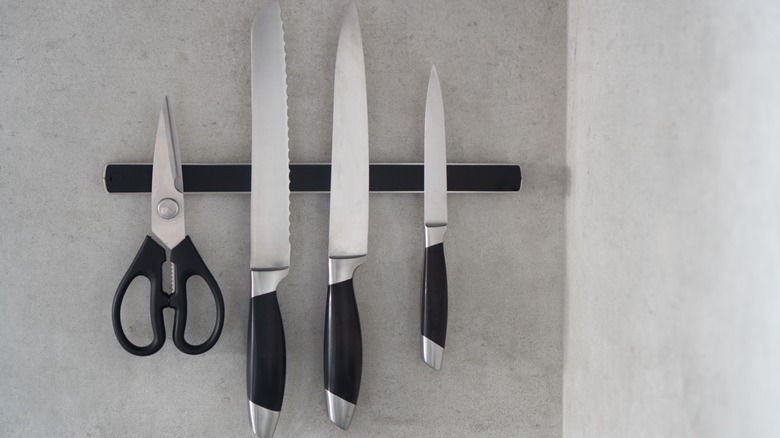 knives on magnetic strip