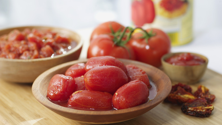 Plum tomatoes and sauce 