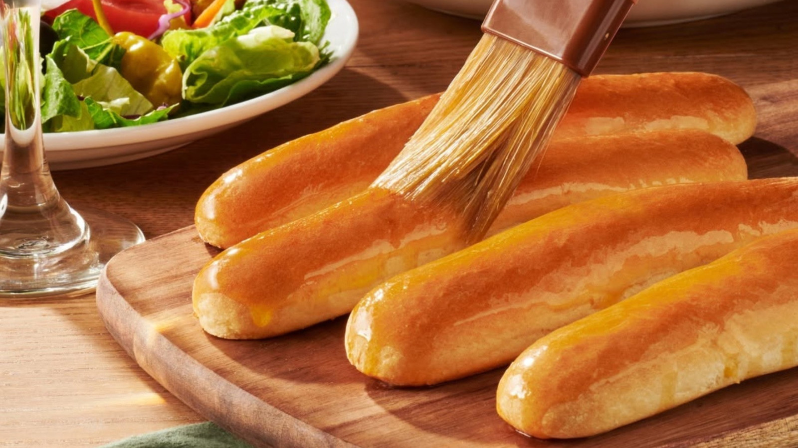 <a href="https://www.foodrepublic.com/2214679/what-happens-uneaten-olive-garden-breadsticks/" target="_blank">What Olive Garden Does With Leftover Customer Breadsticks</a>
