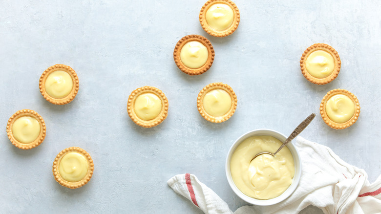 Tarlets filled with custard