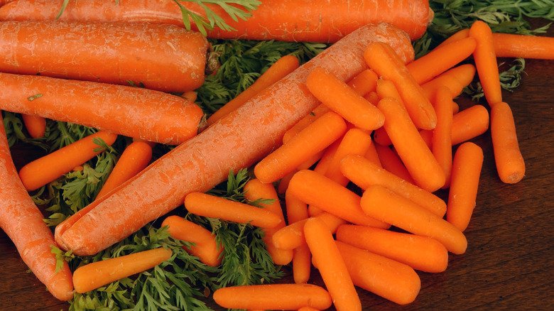 mix of standard and baby carrots